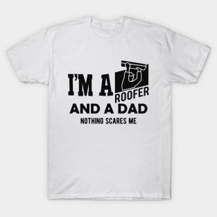 Roofer and dad - I'm a roofer and a dad nothing scares me T-Shirt